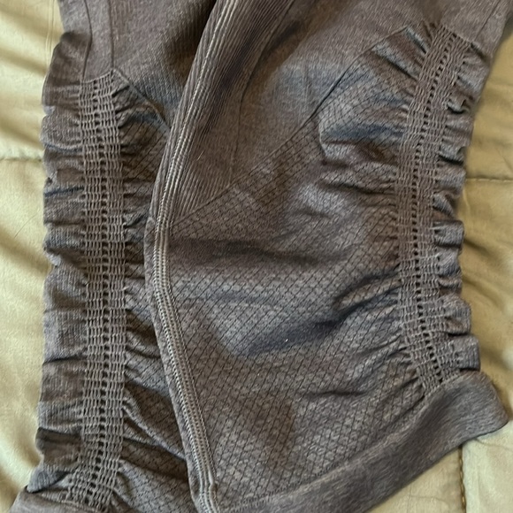 Lululemon In The Flow Ruched Seamless Crop Size 4 Inkwell - Picture 7 of 10